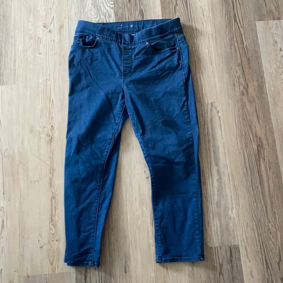 Cropped Levi’s pull-on jeans
